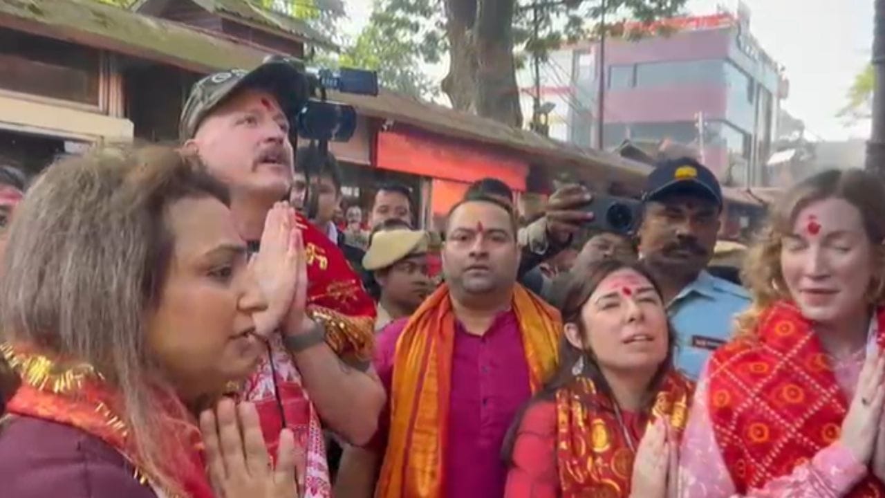 প্ৰতিনিধি দলটোত আছিল দুজন সংগী শিল্পী, গায়কজনৰ মেনেজাৰ আৰু তিনিজন প্ৰডাকচন ক্ৰু সদস্য। অনুষ্ঠানৰ পূৰ্বে কামাখ্যা মন্দিৰ দৰ্শন কৰি প্ৰাৰ্থনা কৰে। আগন্তুক অনুষ্ঠানটোৰ সফলতাৰ বাবে আশীৰ্বাদ বিচাৰি মূল মন্দিৰ দৰ্শন কৰে দলটোৱে।