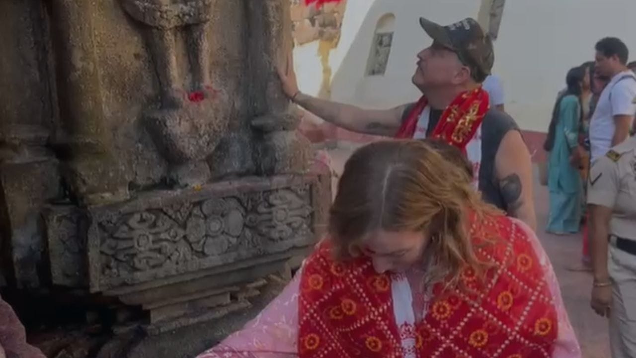 ইফালে, পপষ্টাৰ গৰাকীক আদৰিবলৈ সম্পূৰ্ণৰূপে সাজু হৈছে কামৰূপ মেট্ৰ’ প্ৰশাসন। ইতিমধ্যে প্ৰশাসনে যাতায়ত নিষেধাজ্ঞা, প্ৰৱেশৰ নিয়ম আৰু ভিৰ ব্যৱস্থাপনা পৰিকল্পনা ঘোষণা কৰিছে।