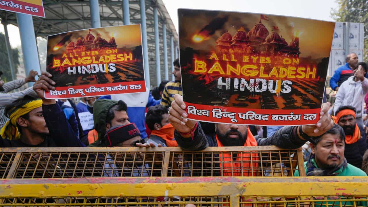 বাংলাদেশত হিন্দু হত্য়াৰ বিৰুদ্ধে নতুন দিল্লীত হিন্দু সংগঠনৰ ব্যাপক প্ৰতিবাদ