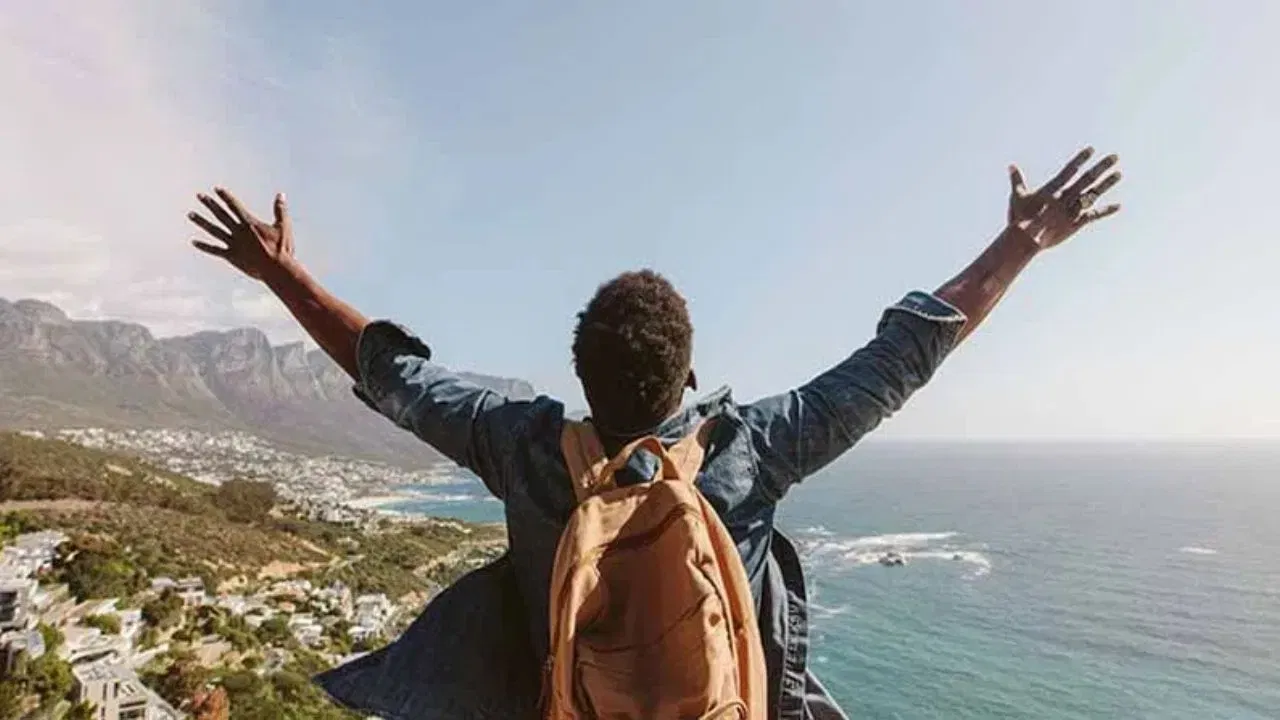 আপোনাৰ টিকট বুকিং হৈ গ’ল আৰু হঠাতে মাহেকীয়া আৰম্ভ হ’লে কি কৰিব, সেইটো ভাবি চাওক। একাংশৰ অসহ্যকৰ বিষ, তাৰ পিছত মুক্তভাৱে ঘূৰি ফুৰাত অসুবিধা, বাৰে বাৰে বাথৰুমলৈ যোৱাৰ প্ৰয়োজনীয়তা, আৰু তাৰ পিছত মেজাজৰ পৰিৱৰ্তন। অৰ্থাৎ ভ্ৰমণৰ আনন্দ নষ্ট হৈ যায়।