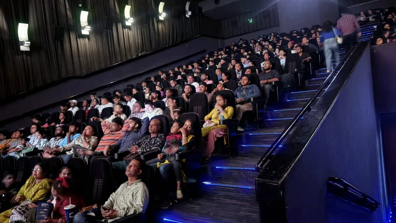 ৰৈ ৰৈ বিনালে'ৰ প্ৰথম দিনাৰ BOX OFFICE কালেকশ্যন আছিল ২.৫০ কোটি টকা। এইবাৰ‘ৰৈ ৰৈ বিনালে’ গঢ়িলে অভিলেখ, এমাহৰ উপাৰ্জন ৩৩.৮৫ কোটি টকা।