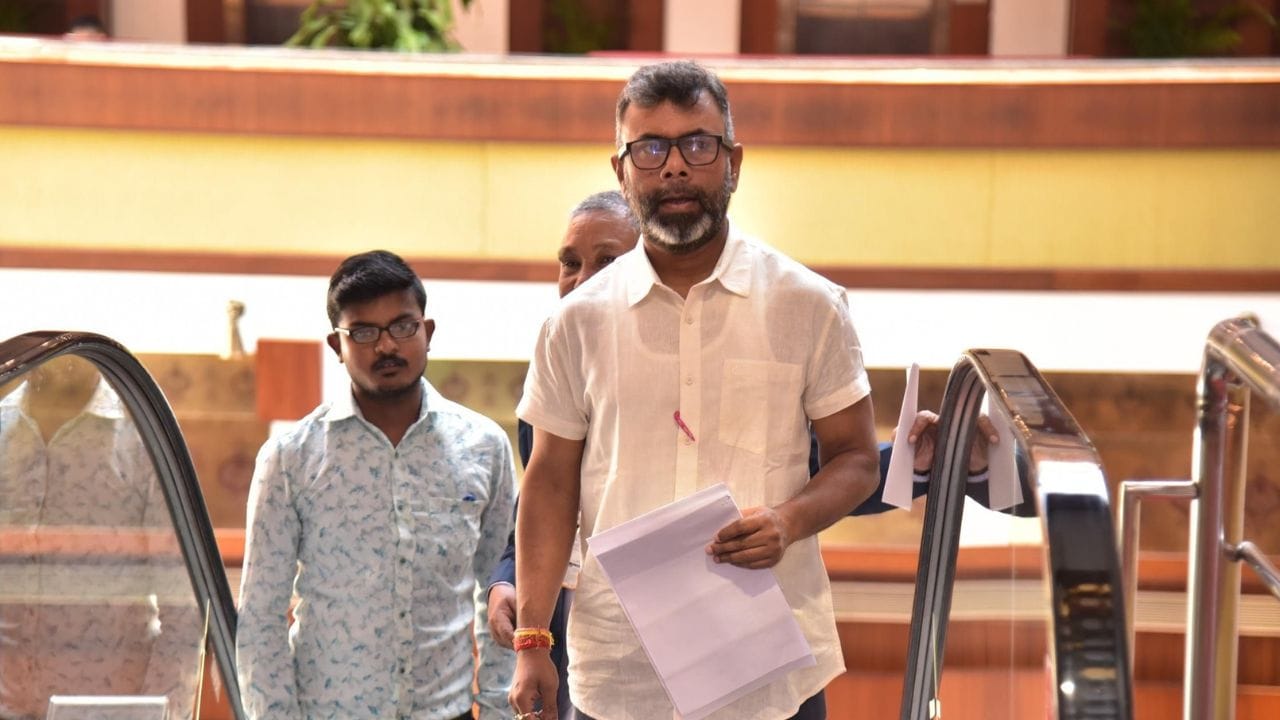 সুন্দৰী মহিলা দেখিলেই প্ৰেমত পৰিব নোৱাৰিব, ৰূপজ্যোতি কুৰ্মীৰ সতৰ্কবাণী সুন্দৰী মহিলা দেখিলেই প্ৰেমত পৰিব নোৱাৰিব, ৰূপজ্যোতি কুৰ্মীৰ সতৰ্কবাণী