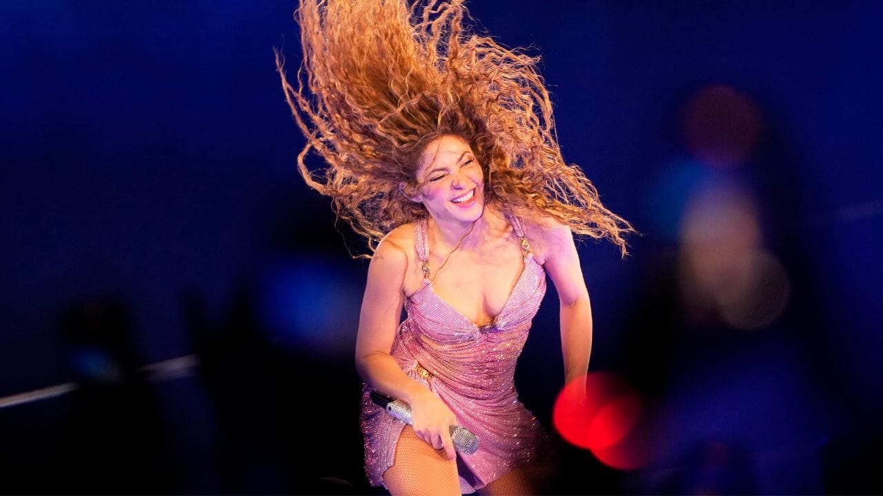 পোষ্ট মেলনৰ অনুষ্ঠানক লৈ হোৱা বিতৰ্কৰ উত্তৰত মুখ্যমন্ত্ৰীগৰাকীয়ে ভূপেনদাই নিজেই  বল্গাৰ পৰা ভল্গালৈ বুলি গাই থৈ গৈছে আৰু পাপনেও আমেৰিকাত গান গাবলৈ যায় বুলি মন্তব্য কৰে। তদুপৰি পোষ্ট মেলনৰ পিছত এতিয়া বিখ্যাত পপ ষ্টাৰ ছাকিৰাক গুৱাহাটীলৈ অনাৰ মন আছে বুলিও তেওঁ দোহাৰে। গুৱাহাটীত ছাকিৰাক ‘ৱাকা ৱাকা’ গীত গোৱাবলৈ মন থকা বুলি তেওঁ কয়।