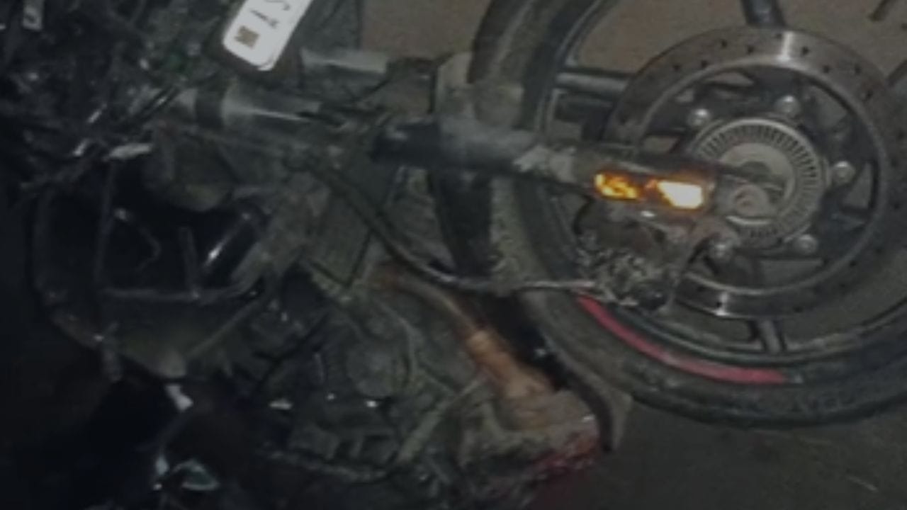 প্ৰকাশিত খবৰ অনুসৰি যুৱক তিনিজনে নগাঁৰ ৰূপহীৰ পৰা বালিগাঁও অভিমুখে যাত্ৰা কৰিছিল। পথত কোনো বাহনৰ সৈতে সংঘৰ্ষৰ ফলত এই দুৰ্ঘটনা সংঘটিত হোৱা বুলি আৰক্ষীয়ে সন্দেহ প্ৰকাশ কৰিছে।