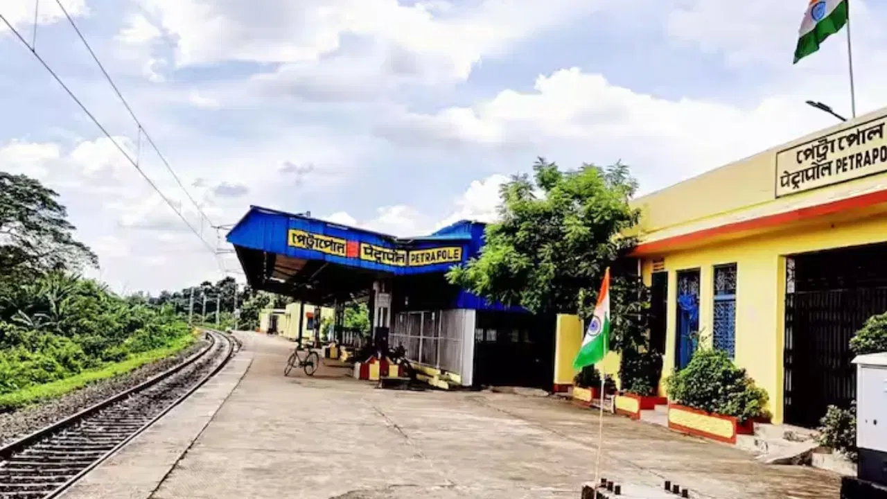 পশ্চিম বংগৰ পেট্ৰাপোল ৰে'লৱে ষ্টেচন ভাৰত-বাংলাদেশ সীমান্তৰ এটা প্ৰধান পৰিবহণ কেন্দ্ৰ (major transportation hub)। ব্ৰিটিছ যুগত নিৰ্মিত এই ষ্টেচনটো বাংলাদেশৰ খুলনাৰ সৈতে বহল গেজ লাইনেৰে সংযোগ কৰা হৈছে। ইয়াৰ পৰাই বন্ধন এক্সপ্ৰেছ চলি থাকে। অৱশ্যে যাত্ৰাৰ বাবে পাছপ’ৰ্ট আৰু ভিছাৰ প্ৰয়োজন।