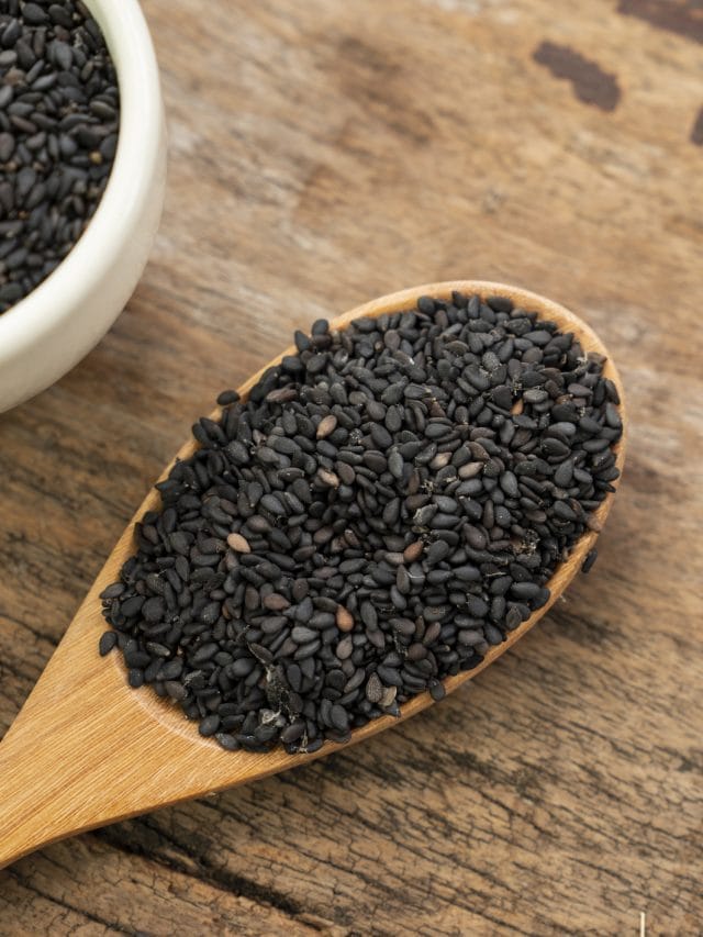 চুলিৰ পৰা হাড়লৈ, ক’লা তিলৰ স্বাস্থ্য উপকাৰিতা জানক