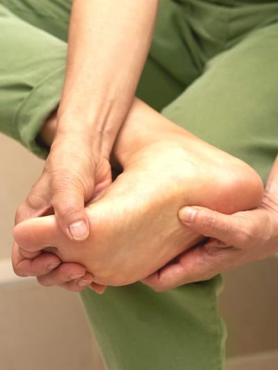 কেৱল জণ্ডিচ বা পেট ফুলাই নহয় ! লিভাৰৰ সমস্যা হ’লে হাত-ভৰিত কি কি লক্ষণ দেখা যায়? জানক