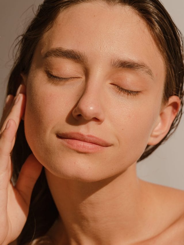 মুখৰ উজ্জ্বলতা বৃদ্ধি কৰে এইবিধ বস্তুই, জানি হ’ব আচৰিত!