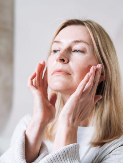 মুখৰ পৰা বয়সৰ চিন আঁতৰিব ! যৌৱন ধৰি ৰাখিবলৈ দৈনিক সেৱন কৰক এই ৩ বিধ পানীয়