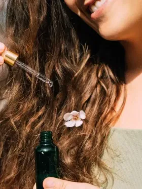 শীতকালত চুলি বেছিকৈ সৰে নেকি? এই পদ্ধতিৰে দূৰ কৰক চুলিৰ সকলো সমস্যা!