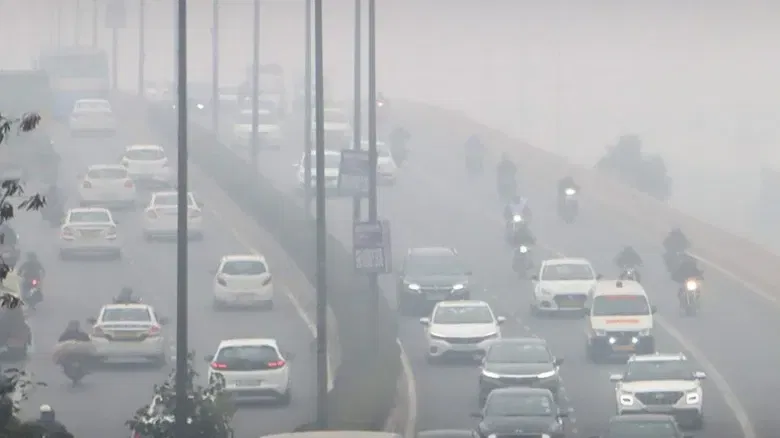 গুৱাহাটী মহানগৰীকে ধৰি ৰাজ্যৰ বিভিন্ন প্ৰান্তত এতিয়া ঘন কুঁৱলীৰ আচ্ছাদন। নেদেখা হৈ পৰিছে বাট-পথ। যাৰ বাবে সংঘটিত হৈছে দুৰ্ঘটনা।