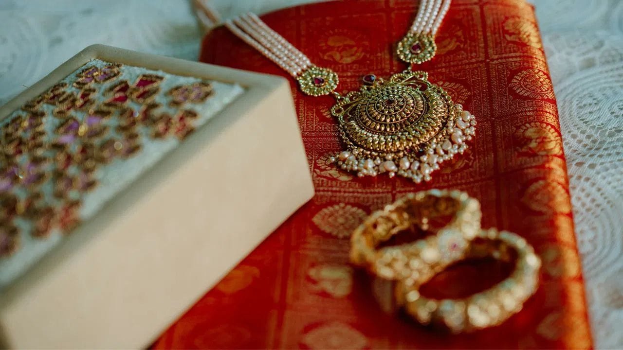 গুড ৰিটাৰ্ণছৰ তথ্য অনুসৰি বজাৰত আজি সোণৰ দৰ হোৰাহোৰে বৃদ্ধি পালে। এই তথ্য অনুসৰি, আজি বজাৰত ২৪ কেৰেট সোণৰ প্ৰতিগ্ৰামত ৬৬ টকাকৈ বৃদ্ধি পাইছে। এইদৰে প্ৰতিগ্ৰাম ২৪ কেৰেট সোণৰ দাম আজি ১৩,০৪৮ টকা হৈছে।