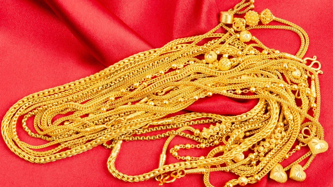 আজি ১৮ কেৰেট সোণৰ মূল্যও বৃদ্ধি হৈছে। ১ গ্ৰামৰ মূল্য ১০,১৫৫ টকা। ১০ গ্ৰামৰ মূল্য ১,০১,৫৫০ টকা। কালিৰ দিনটোত ইয়াৰ পৰিমাণ আছিল ১,০১,৫৪০ টকা। আনহাতে আজি ১০০ গ্ৰামৰ মূল্য ১০,১৫,৫০০ টকা।