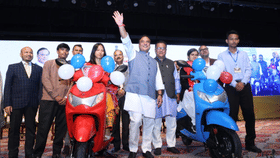 ৰাজ্যৰ হাজাৰ হাজাৰ শিক্ষাৰ্থীৰ মাজত স্কুটাৰ বিতৰণ...