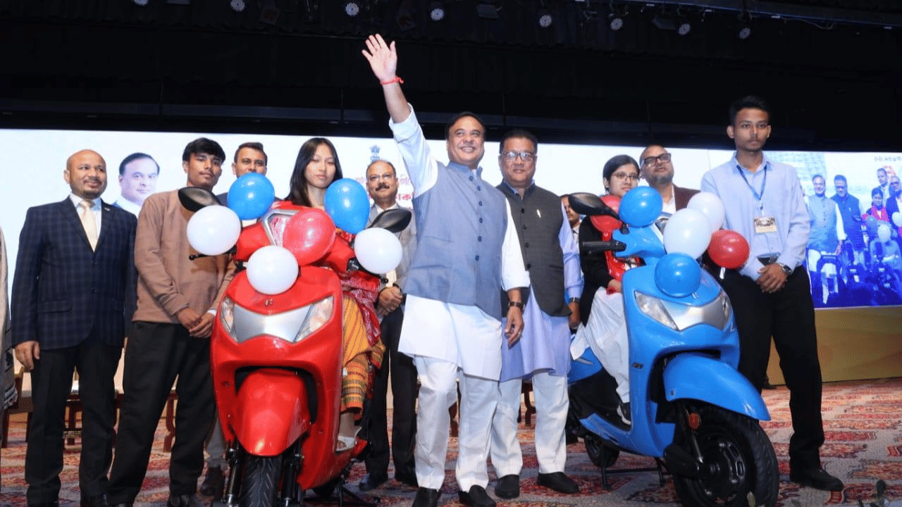 ড০ বাণীকান্ত কাকতি মেধা বঁটাৰ অধীনত ৰাজ্যৰ ১১,২৫০ গৰাকী শিক্ষাৰ্থীক স্কুটাৰ বিতৰণ কৰা হয়। যিসকল শিক্ষাৰ্থীয়ে চ্চতৰ মাধ্যমিক চূড়ান্ত পৰীক্ষাত ৮০% বা ততোধিক নম্বৰ লাভ কৰিছে সেইসকলক এই বঁটা প্ৰদান কৰা হৈছে। উল্লেখ্য যে, বছৰ বছৰ ধৰি প্ৰদান কৰি অহা হৈছে এই বঁটা।