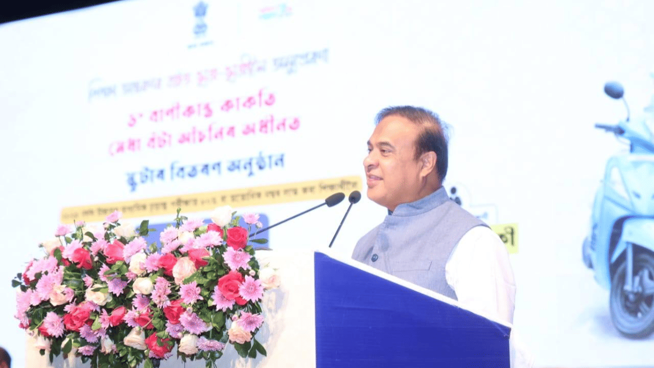 আৰু কয়,শিক্ষা আহৰণৰ বাটত অনুপ্ৰেৰণা যোগোৱাৰ মহান উদ্দেশ্য আগত ৰাখি ড° বাণীকান্ত কাকতি মেধা বঁটা আঁচনিৰ অধীনত ২০২৫ বৰ্ষৰ উচ্চতৰ মাধ্যমিক চূড়ান্ত পৰীক্ষাত ৮০% বা ততোধিক নম্বৰ লাভ কৰা শিক্ষাৰ্থীলৈ স্কুটাৰ বিতৰণ কাৰ্যসূচীৰ আনুষ্ঠানিকভাৱে শুভাৰম্ভ কৰি আহ্লাদিত হৈছোঁ। এই আঁচনিৰ অধীনত এইবেলি ১১,২৫০গৰাকী শিক্ষাৰ্থীক সামৰি লোৱা হৈছে।