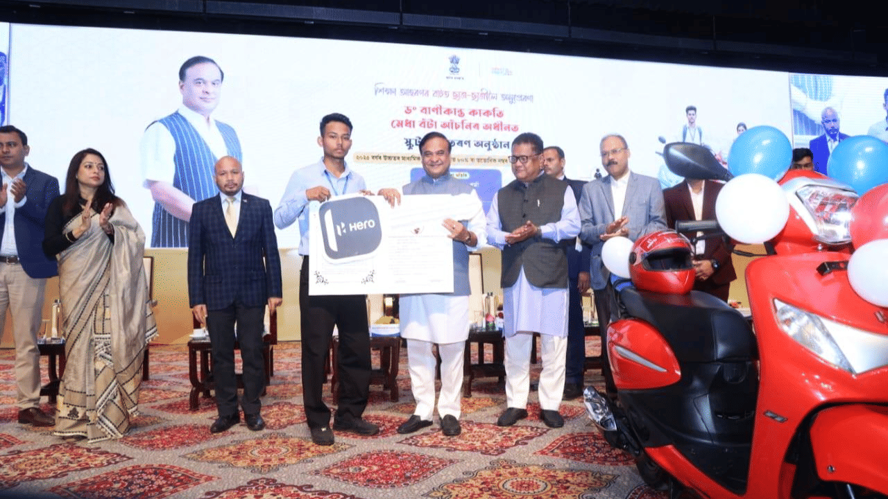 এই সন্দৰ্ভত মুখ্যমন্ত্ৰী হিমন্ত বিশ্ব শৰ্মাই সামাজিক মাধ্যমত লিখে যে,ড° বাণীকান্ত কাকতি মেধা বঁটা উত্তম ফলাফলৰ পুৰস্কাৰ হিচাপে আৰম্ভ কৰা হৈছিল যদিও এতিয়া অসমৰ তীক্ষ্ণ মেধাসম্পন্ন মনৰ বাবে শৈক্ষিক উৎকর্ষ আৰু বিকাশৰ বিশ্বাসযোগ্য সাৰথিলৈ ৰূপান্তৰ হৈছে।