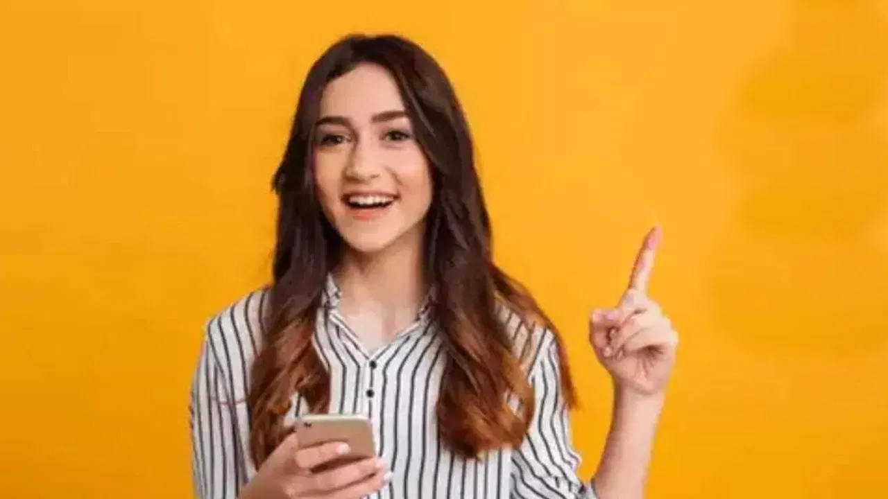 Jio 3599 Plan: ৩৫৯৯ Jio প্লেনত দৈনিক ২.৫GB ডাটা, আনলিমিটেড কলিং, আৰু প্ৰতিদিনে ১০০টা এছএমএছ মেছেজৰ সুবিধা আছে। (ফটো: Freepik)