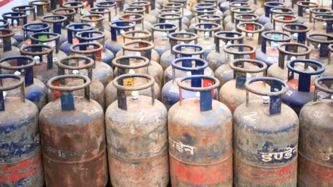 একেৰাহে দ্বিতীয় মাহৰ বাবে হ্ৰাস পালে LPG চিলিণ্ডাৰ দাম, কিমান কমিল?