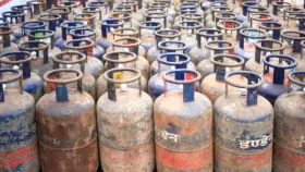 একেৰাহে দ্বিতীয় মাহৰ বাবে হ্ৰাস পালে LPG চিলিণ্ডাৰৰ দাম, কিমান কমিল?...