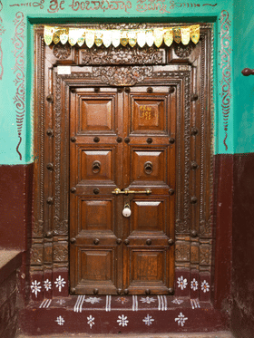 হ'ব সৰ্বনাশ! ঘৰৰ মুখ্য দুৱাৰত ভুলতো নাৰাখিব এই ৫ বস্তু...