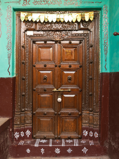 হ’ব সৰ্বনাশ! ঘৰৰ মুখ্য দুৱাৰত ভুলতো নাৰাখিব এই ৫ বস্তু…