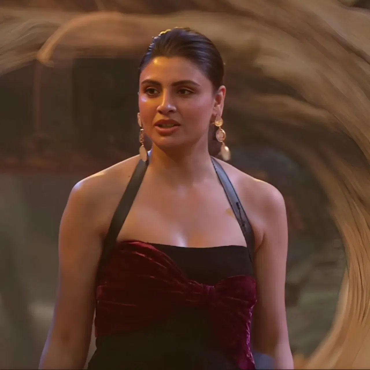 মালতীয়ে কয় যে পৰিচালকজনক তেওঁ পিতৃৰ দৰে গণ্য কৰিছিল। তেওঁ বয়সীয়াল আছিল। লগতে কয় যে সেই ঘটনাৰ পিছত তেওঁক আৰু কেতিয়াও লগ পোৱা নাই।