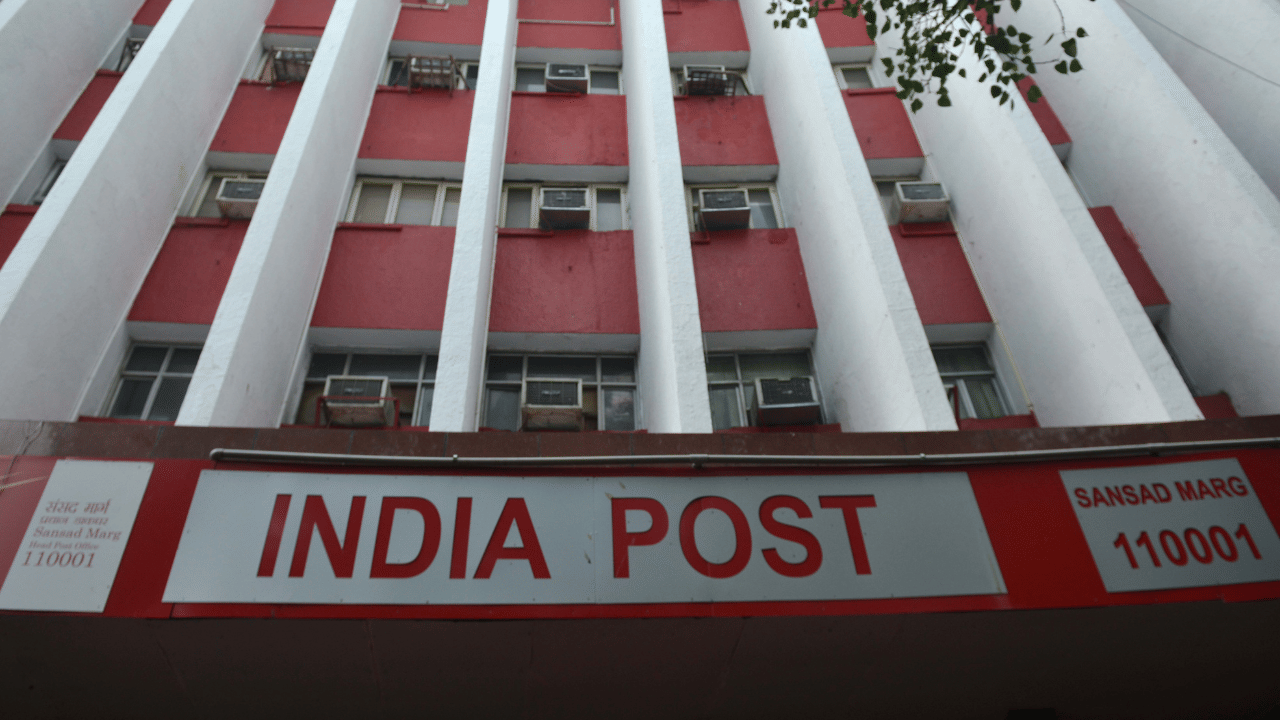 গ্ৰাহকৰ সুবিধাৰ বাবে পোষ্ট অফিচত বিভিন্ন ধৰণৰ আঁচনি আছে। এনে এক আঁচনি হ'ল SCSS (Senior Citizens' Savings Scheme)। এই আঁচনিৰ অধীনত বিশেষকৈ ৬০ বছৰ বা তাতকৈ ওপৰৰ বয়সৰ লোকসকলক বিশেষ সুবিধা দিয়া হয়। ইয়াত বিনিয়োগ কৰিলে চৰকাৰে গেৰান্টি দিয়ে যাতে টকা সুৰক্ষিত থাকে। বিশেষকৈ অৱসৰৰ পাছত এই আঁচনি সহায়ক হৈ উঠে।