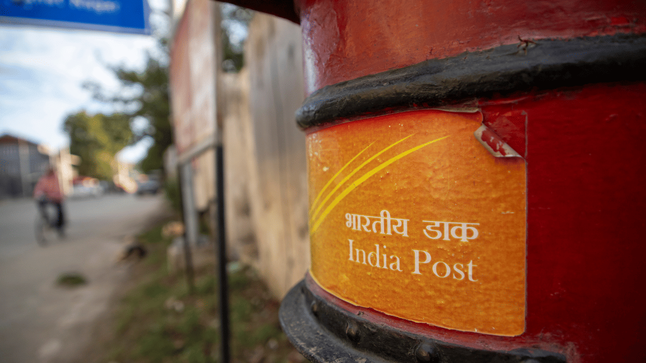 এই আঁচনিখনত বিনিয়োগ কৰিলে আয়কৰ আইনৰ ধাৰা ৮০চিৰ অধীনত ১.৫ লাখ টকা পৰ্যন্ত কৰ কৰ্তনৰ সুবিধা পোৱা যায়। ৫ বছৰৰ পাছত আপুনি একাউন্ট মেচিউৰিটি কৰিব পাৰে। যদি সময়ৰ পূৰ্বে এই আঁচনি বন্ধ কৰে তেন্তে জৰিমণা হ'ব পাৰে। ভাল কথা এয়াই যে, এই আঁচনিৰ অধীনত আপুনি ১০০০ টকাৰ পৰা বিনিয়োগ কৰিব পাৰে।