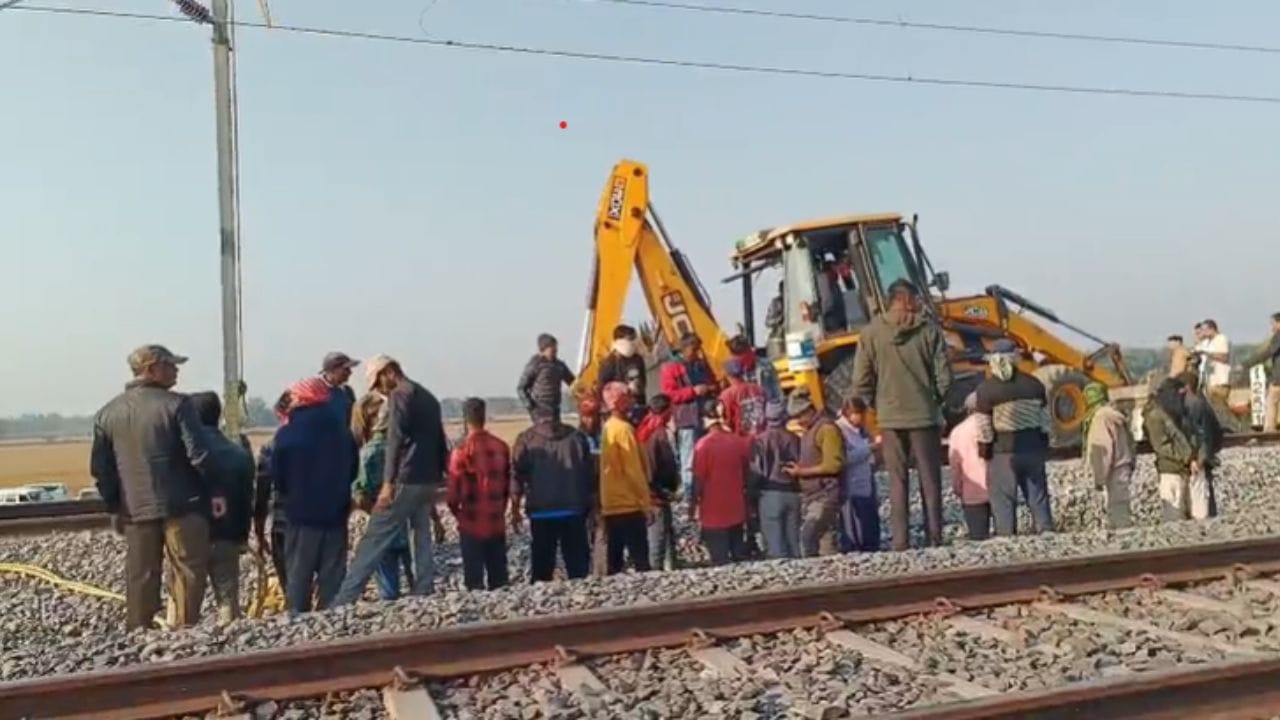 ইফালে আৱদ্ধ যাত্রীসকলক উদ্ধাৰৰ বাবে ৩টাকৈ হেল্পলাইন নম্বৰ মুকলি কৰে ৰে’ল বিভাগে। ৰে'ল বিভাগে মুকলি কৰা এই হেল্পলাইন নম্বৰকেইটা হৈছে ক্ৰমে ০৩৬১-২৭৩১৬২১ / ২৭৩১৬২২ / ২৭৩১৬২৩।