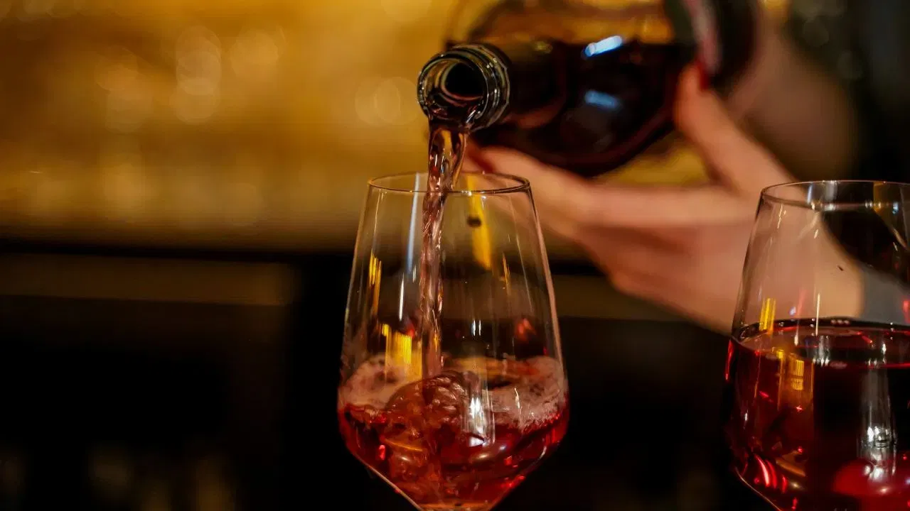 মিঠা ৱাইন সস্তা আৰু নতুনসকলৰ বাবে। মদ্যপায়ীৰ মাজত এটা সাধাৰণ ধাৰণা হ'ল মিঠা ৱাইন সস্তা আৰু নবীনসকলৰ বাবে। সঘনাই মদ খোৱাসকলৰ বাবে নহয়। ৱাইন বিশেষজ্ঞ সোনাল হলণ্ডে কয় যে এইটো সৰলভাৱে নহয়। বিশ্বৰ বিভিন্ন প্ৰান্তত মিঠা মদৰ দাম বেছি। (Unsplash)