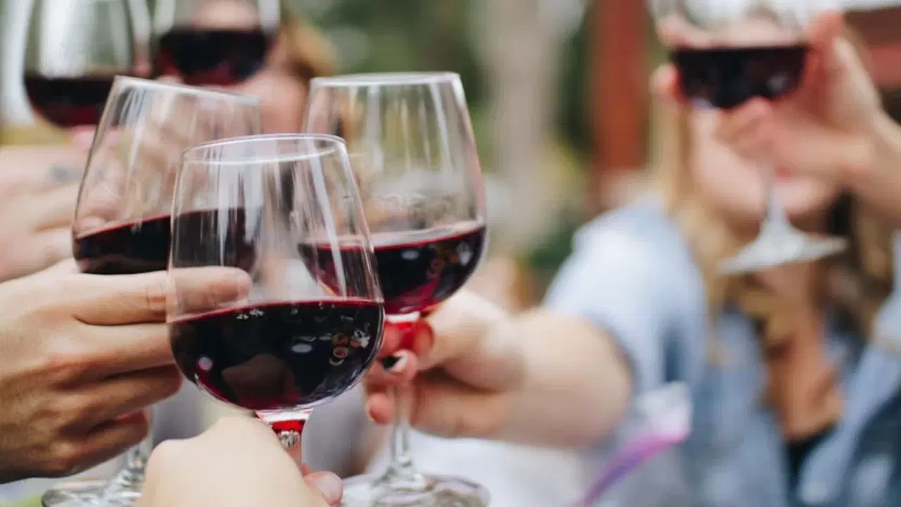 ৱাইন খোৱা লোকসকলে প্ৰায়ে কয় যে, ৰেড ৱাইন স্বাস্থ্যৰ বাবে উপকাৰী। ৰেড ৱাইনত Resveratrol থাকে গতিকে প্ৰতিদিনে অলপমান সেৱন কৰাটো হৃদৰোগৰ বাবে ভাল। ৱাইন বিশেষজ্ঞ ছ’নাল হলণ্ডে কয় যে, ৰেড ৱাইনত হৃদযন্ত্ৰৰ স্বাস্থ্যৰ বাবে উপকাৰী ৰেচভেৰাট্ৰল থকা বুলি দাবী কৰা হৈছে যদিও ৰেছভেৰাট্ৰল পৰিপূৰক হিচাপে ৰেড ৱাইন একমাত্ৰ বিকল্প হ’ব নালাগে। (ফটো: Unsplash)