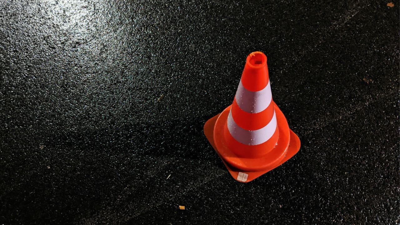 এক ভয়ংকৰ পথ দুৰ্ঘটনাই শোকস্তব্ধ কৰি তুলিছে নগাঁও জিলাৰ কাঞ্চনপুৰ অঞ্চল। যোৱা নিশা সংঘটিত এই ভয়ংকৰ পথ দুৰ্ঘটনাত কৰুণ মৃত্যুক সাবটিবলগা হৈছে তিনিগৰাকীকৈ যুৱকে।