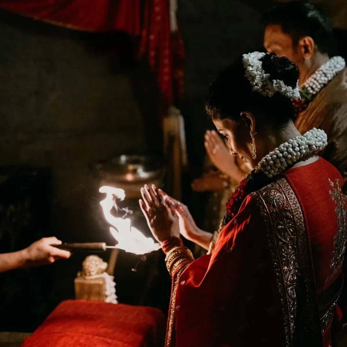 ৰাজ আৰু সামন্থাইও একেলগে কাম কৰিছে। মনোজ বাজপেয়ীৰ ৱেব চিৰিজ দ্য ফেমিলি মেনৰ দ্বিতীয় ছিজনত মুখ্য খলনায়কৰ চৰিত্ৰত অভিনয় কৰাৰ বিপৰীতে ৰাজে সহ-পৰিচালনা কৰিছিল ধাৰাবাহিকখনৰ। এই সময়তে দুয়োৰে মাজত ঘনিষ্ঠতা গঢ় লৈ উঠিছিল।