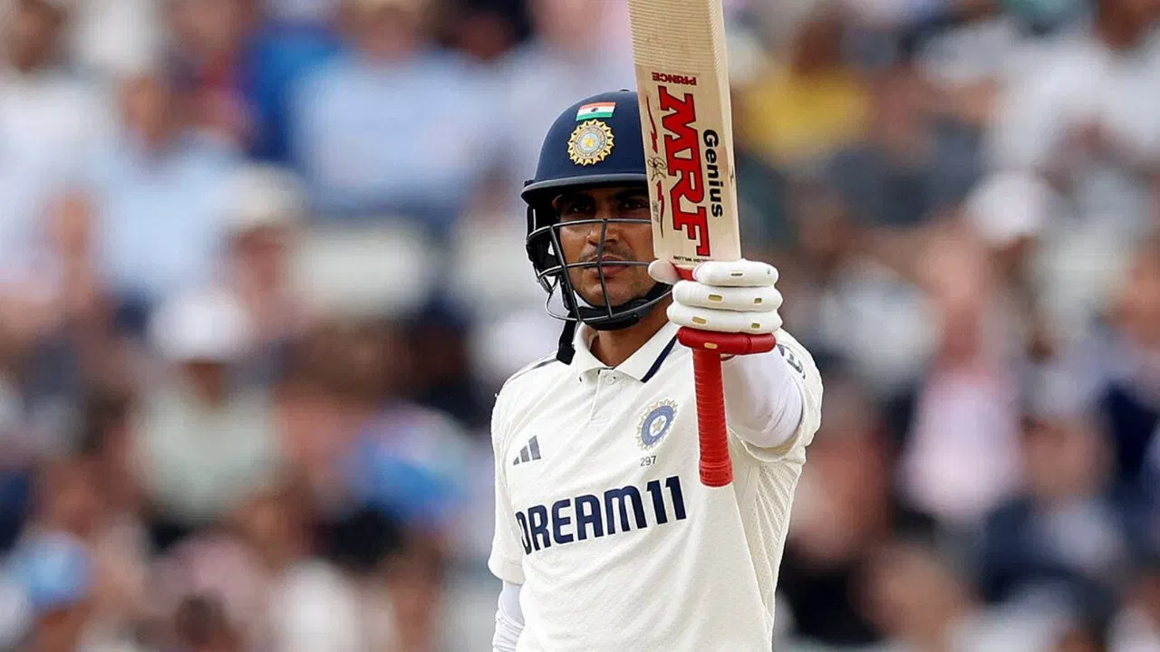 সোঁহাতৰ বেটছমেন শুভমন গিলে এই বছৰ তিনিওটা ফৰ্মেটতে ৩৫খন মেচত ৪২ ইনিংছত গড়ে ৪৯ ৰান কৰি ১৭৬৪ ৰান সংগ্ৰহ কৰে। এই সময়ছোৱাত গিলে সাতটা শতক আৰু তিনিটা অৰ্ধশতক অৰ্জন কৰে। ইয়াৰ পূৰ্বে ২০২৩ চনত তেওঁ ৫২ ইনিংছত ২১৫৪ ৰান সংগ্ৰহ কৰি বিশ্বৰ এক নম্বৰ বেটছমেন হিচাপেও পৰিগণিত হৈছিল। (ফটো: PTI)