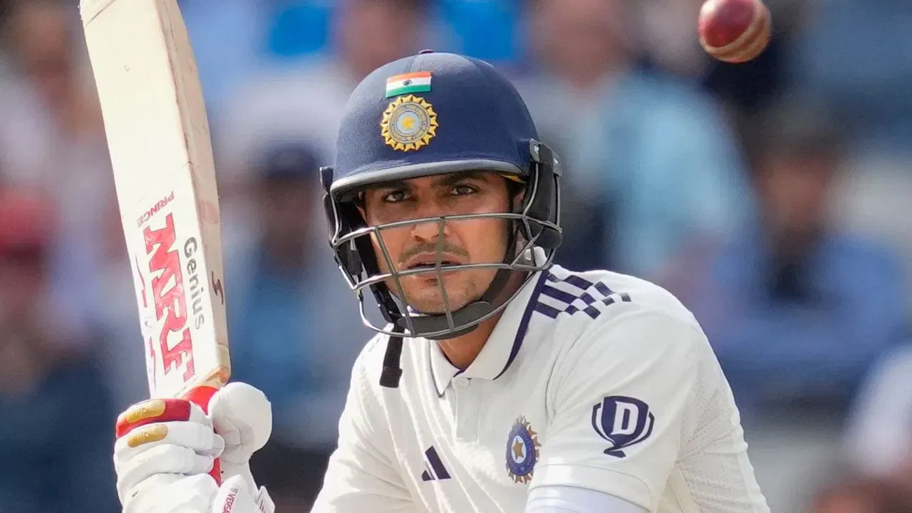 ২০২৫ চনত শুভমন গিল প্ৰথমে টেষ্ট আৰু তাৰ পিছত এদিনীয়াত টিম ইণ্ডিয়াৰ অধিনায়ক হিচাপে নিযুক্তি লাভ কৰে। এই নতুন দায়িত্বৰ পিছতো এই বছৰ বেটৰ সৈতে উজ্জ্বল প্ৰদৰ্শন আগবঢ়াই বিশ্বৰ আগশাৰীৰ ৰান স্ক’ৰাৰ হিচাপে পৰিগণিত হয় গিলে। (ফটো: PTI)