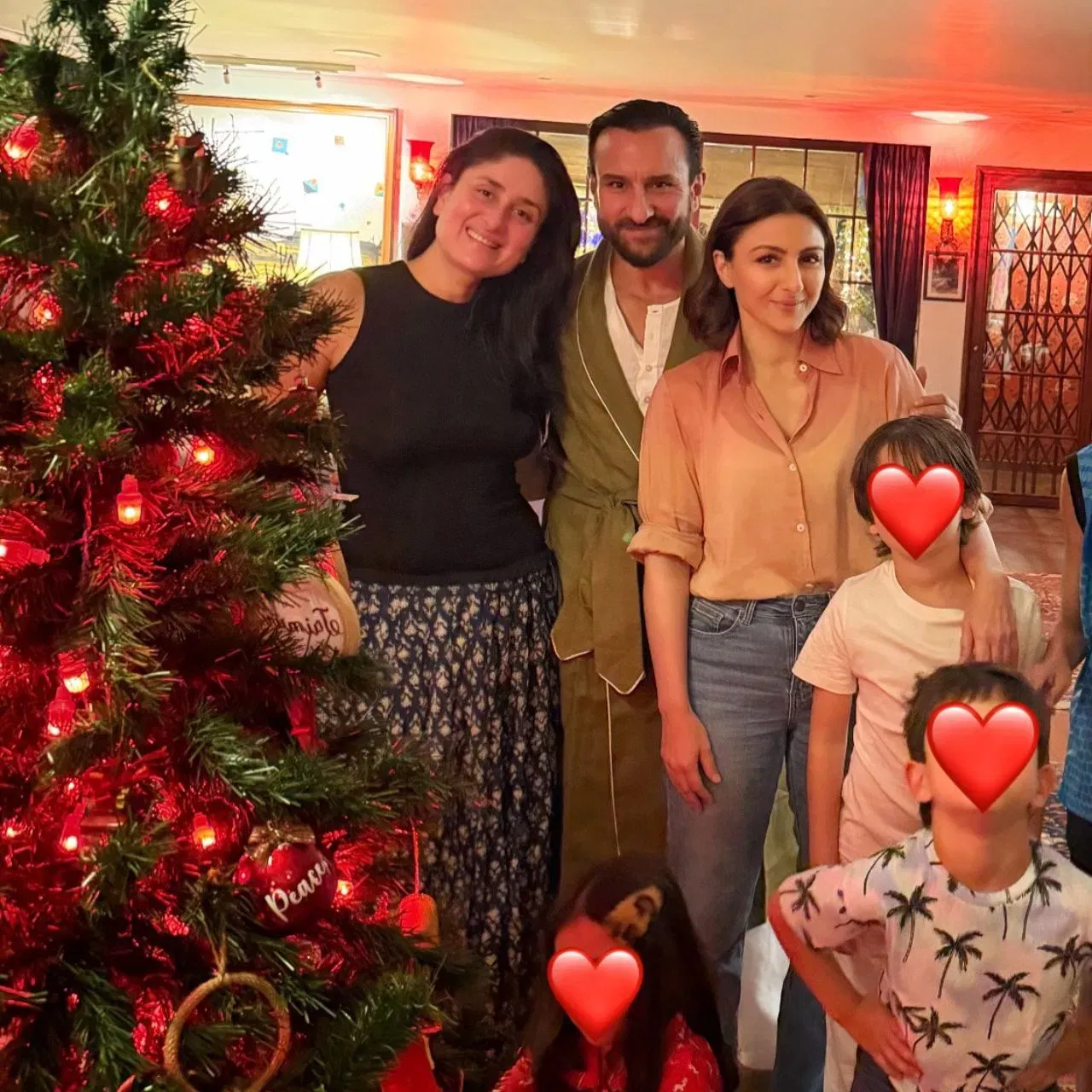 সোহা আলী খানেও পৰিয়ালৰ সৈতে বৰদিন উদযাপন কৰিছে। ইয়াৰ পূৰ্বেও তাই প্ৰস্তুতিৰ ফটো শ্বেয়াৰ কৰিছিল। ফটো সমূহত তেওঁ কন্যা কৰীনা কাপুৰ, ছৈফ আলী খান, জেহৰ সৈতে বৰদিনৰ গছৰ ওচৰত পোজ দিছিল। ইয়াৰ পূৰ্বেও কন্যাৰ সৈতে বৰদিনৰ গছজোপা সজাই তোলা ফটো শ্বেয়াৰ কৰিছিল।