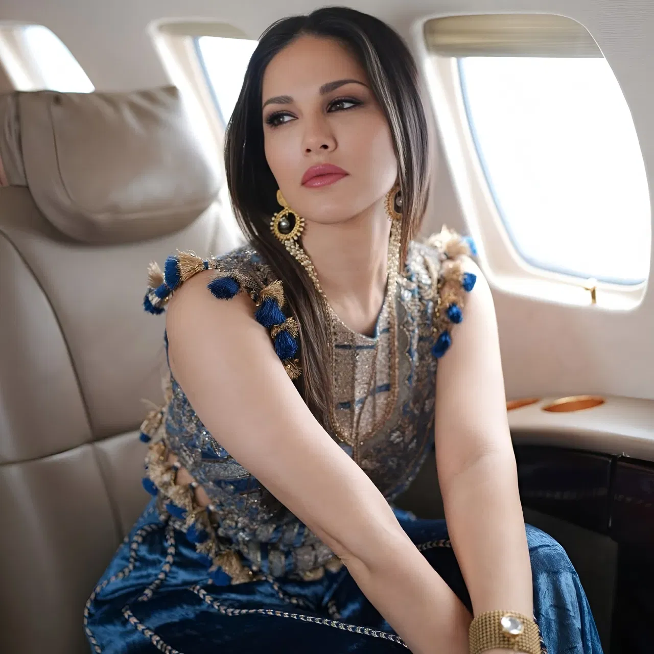 চেলিব্ৰিটি নেট ৱৰ্থৰ মতে, ছানি লিঅ’নৰ সম্পত্তিৰ পৰিমাণ প্ৰায় ১১৫ কোটি টকা(প্ৰায় ১.১৫ বিলিয়ন ডলাৰ) বুলি অনুমান কৰা হৈছে। মুম্বাই আৰু আমেৰিকাত তাইৰ এটা বিলাসী ঘৰ। তেওঁৰ গাড়ী সংগ্ৰহত আছে মাছেৰাটি গিবলি নেৰিছিমো, মাছেৰাটি কোৱাট্ৰ’প’ৰ্ট, বিএমডব্লিউ ৭ ছিৰিজ আৰু অ’ডি এ৫।