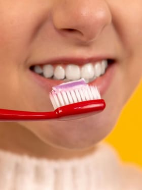 দাঁত ব্ৰাছ কৰাৰ পিছতে আপুনিও লগে লগে চাহ খায় নেকি? এতিয়াই চাই লওক হ’ব পৰা ক্ষতিৰ বিষয়ে