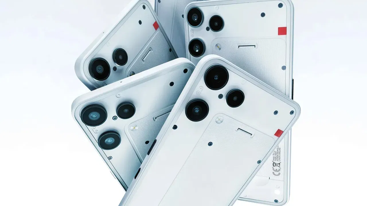 বেটাৰী আৰু সংযোগ: ফোনটোত 5000mAh ৰ বৃহৎ বেটাৰী দিয়া হৈছে, যিয়ে সম্পূৰ্ণ দিনৰ বেকআপৰ প্ৰতিশ্ৰুতি দিয়ে। 5G সমৰ্থন, এটা ইন-ডিছপ্লে ফিংগাৰপ্ৰিণ্ট চেন্সৰ, আৰু ডুৱেল চিমৰ দৰে বৈশিষ্ট্যই ইয়াক ভৱিষ্যতৰ বাবে সাজু কৰি তোলে। (Image-Nothing)