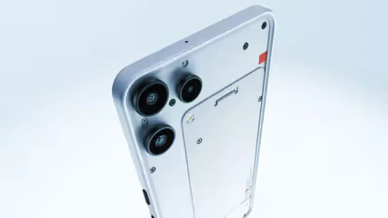 পাৰফৰমেন্স আৰু চফট্ ৱেৰ কম্বিনেচন: ফোনটো MediaTek Dimensity 7300 Pro প্ৰচেছৰৰ দ্বাৰা চালিত, 2.5GHz ক্লক স্পীড, যিটো দৈনন্দিন ব্যৱহাৰ আৰু গেমিং দুয়োটাৰে বাবে অতি উত্তম। ইয়াত 8GB LPDDR4X ৰেম আৰু 128GB ইণ্টাৰনেল ষ্ট’ৰেজ আছে। Android 15ৰ ওপৰত ভিত্তি কৰি নিৰ্মিত Nothing OS 3.2-এ অপ্ৰয়োজনীয় এপ অবিহনে পৰিষ্কাৰ আৰু দ্ৰুত অভিজ্ঞতা প্ৰদান নকৰে। এই চফট্ ৱেৰ অভিজ্ঞতাই ইয়াক আইফোনৰ দৰে অনুভৱ দিয়ে। (Image-Nothing)