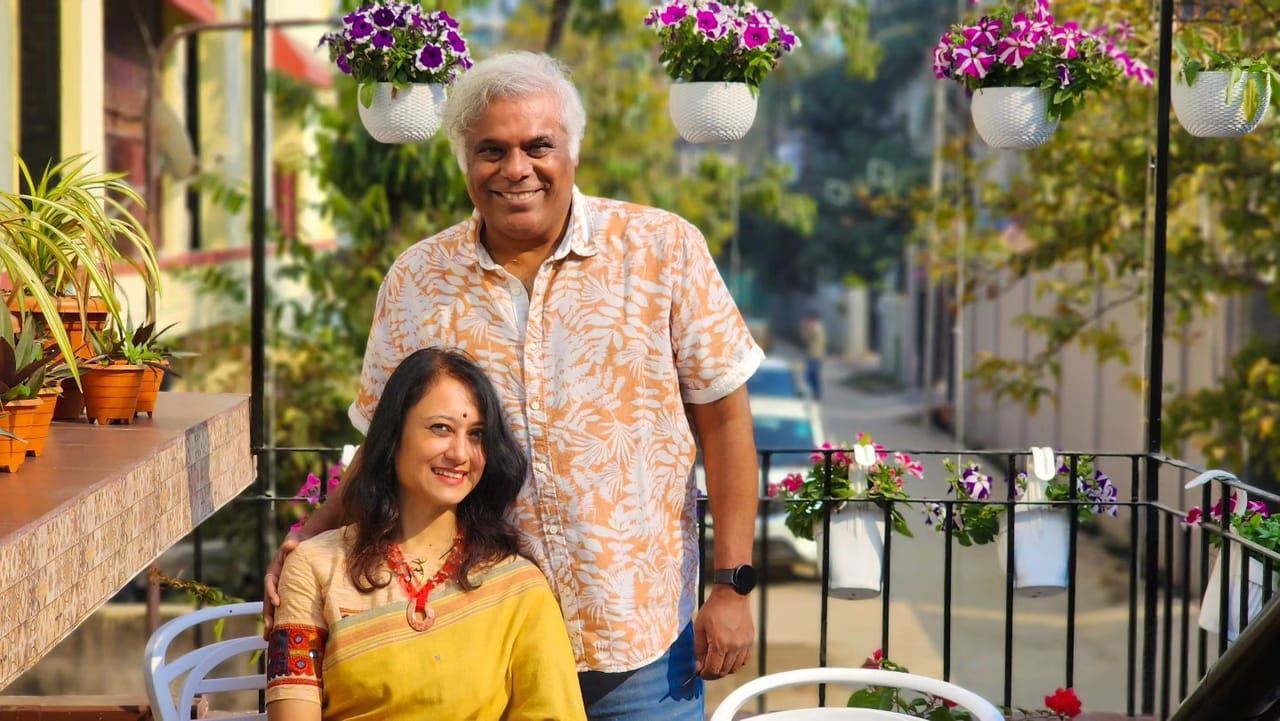 শুকুৰবাৰে নিশা মহানগৰীৰ গীতানগৰ আৰক্ষী থানাৰ অন্তৰ্গত জু-ৰোডৰ দ্য গুৱাহাটী এড্ৰেছ নামৰ হোটেল খনৰ সন্মুখত সংঘটিত হয় ভয়ংকৰ পথ দুৰ্ঘটনাটো। দিছপুৰ দিশৰ পৰা আহি থকা তীব্ৰবেগী AS 01 DY 5061 নম্বৰৰ এভেঞ্জাৰ বাইক খনে তীব্ৰবেগেৰে আহি খুন্দা মাৰে।