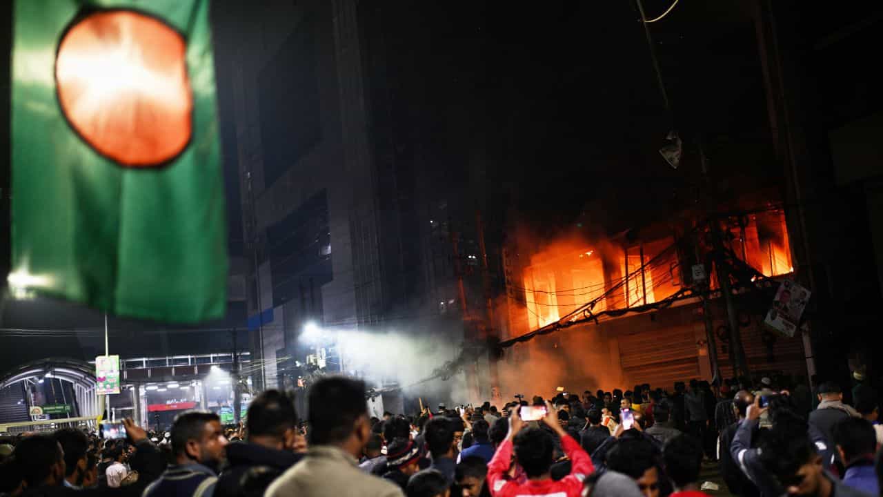 বাংলাদেশত পুনৰ হিন্দুৰ ওপৰত অত্যাচাৰ, চোকা অস্ত্ৰৰে আক্ৰমণ কৰি জ্বলাই দিয়াৰ চেষ্টা যুৱকক