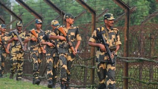 হিংসাজৰ্জৰ বাংলাদেশৰ পৰা সীমান্তলৈ ভাগিছে লাখ লাখ মানুহ, চিকেনছ নেকত উচ্চ ফেনচিং স্থাপন