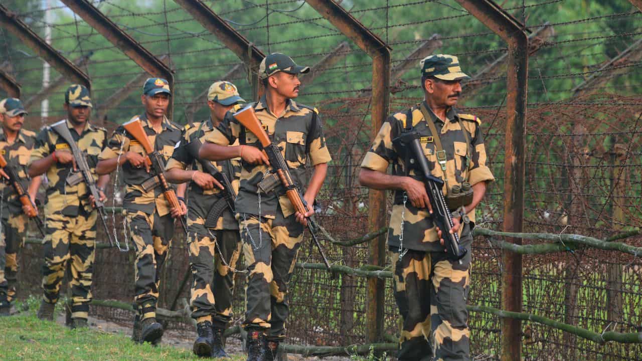 হিংসাজৰ্জৰ বাংলাদেশৰ পৰা সীমান্তলৈ ভাগিছে লাখ লাখ মানুহ, চিকেনছ নেকত উচ্চ ফেনচিং স্থাপন