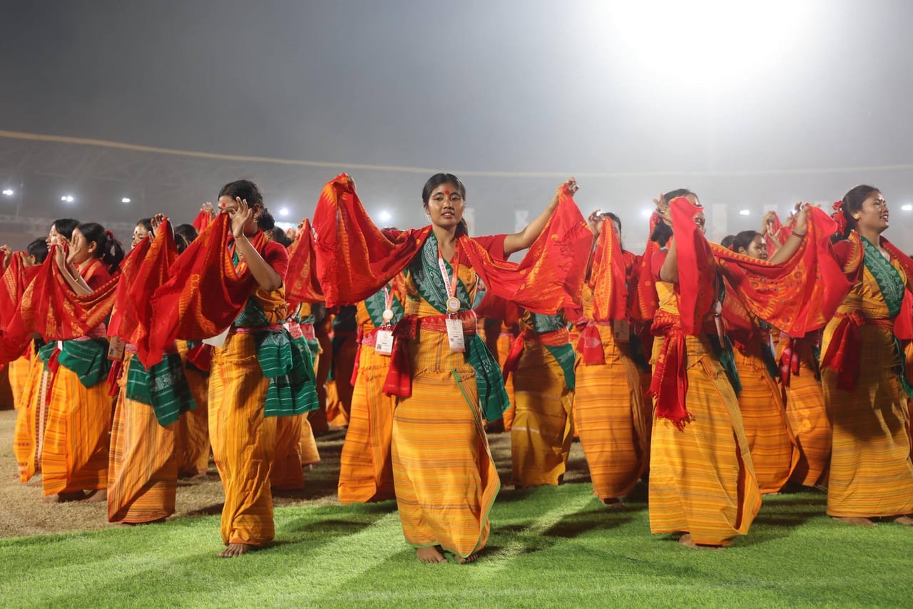 উল্লেখ্য যে, ১২, ১৩, ১৪ আৰু ১৫ জানুৱাৰীৰ পৰা সৰুসজাইত অসমৰ বিভিন্ন প্ৰান্তৰ শিল্পীক জড়িত কৰি আখৰা আয়োজন কৰা হৈছিল। য'ত তেওঁলোকক এক ত্ৰুটিহীন আৰু দৃশ্যগতভাৱে আচৰিত ধৰণৰ নৃত্য আগবঢ়োৱাৰ প্ৰশিক্ষণ দিয়া হৈছিল।