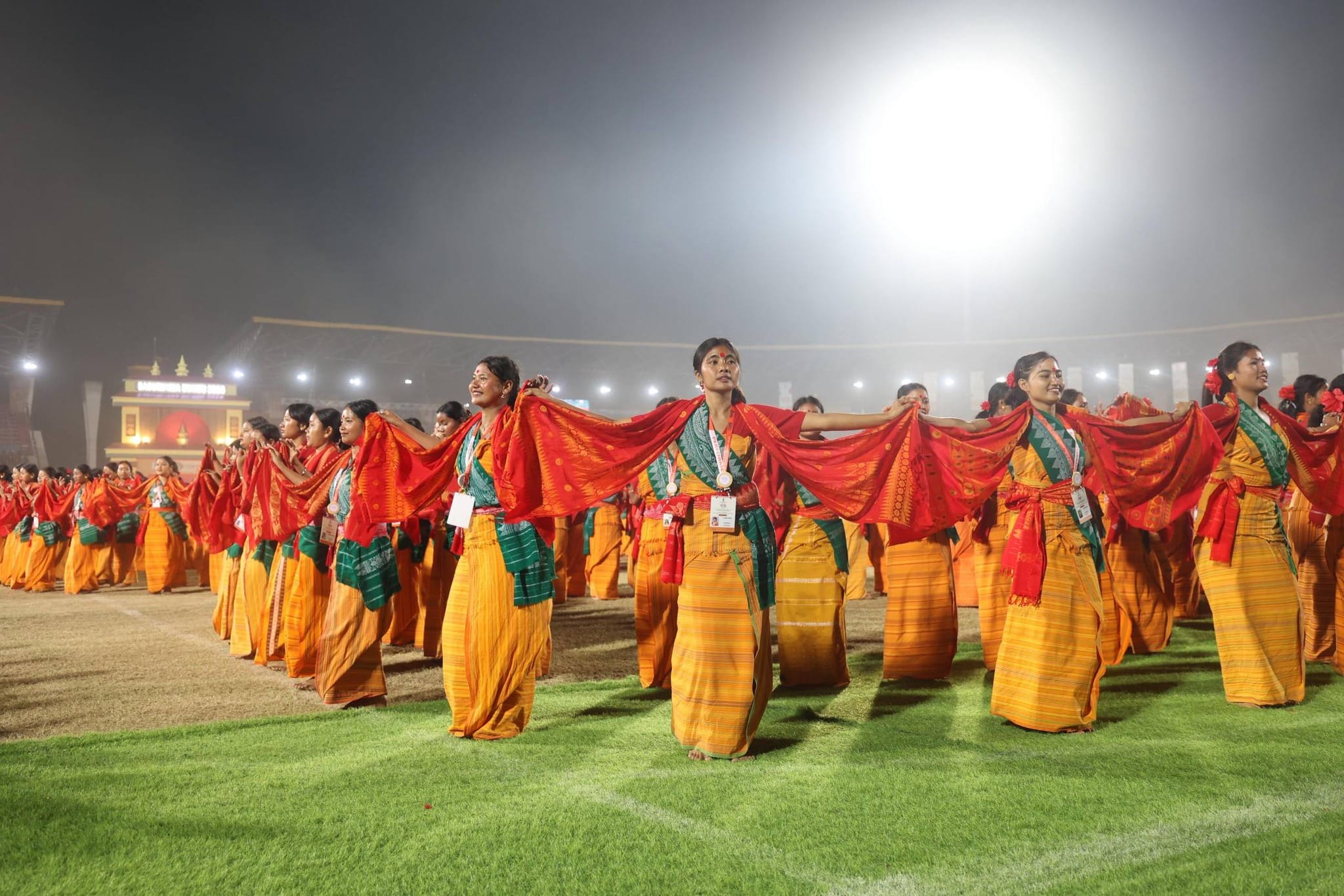 ​আজি এক ঐতিহাসিক ক্ষণৰ সাক্ষী হ'বলৈ গৈ আছে ভাৰতবাসী। বিহু আৰু ঝুমুৰৰ পিছত এইবাৰ বাগুৰুম্বাই গঢ়িভ বিশ্ব অভিলেখ।