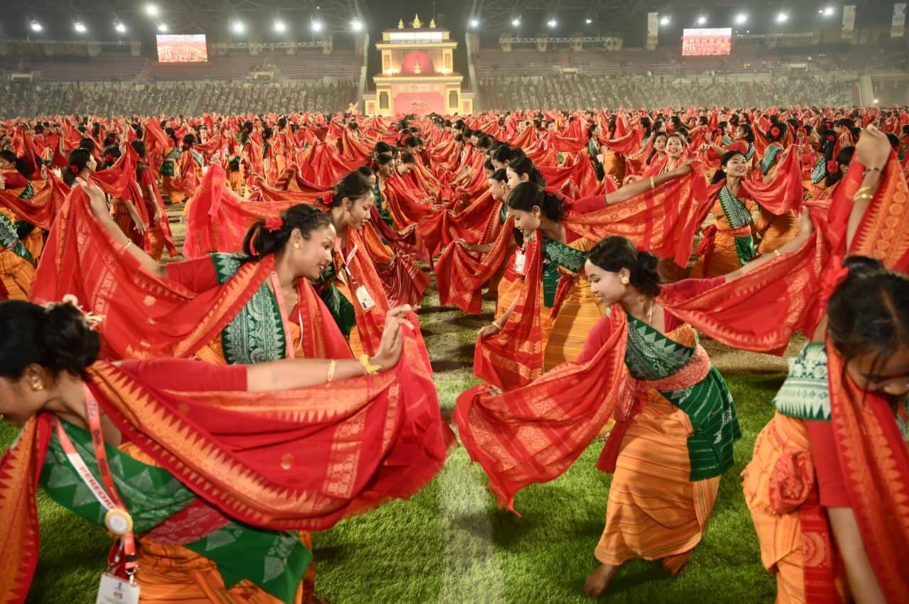 বড়ো জনগোষ্ঠীৰ সমৃদ্ধ সংস্কৃতিক বিশ্ব দৰবাৰত প্ৰতিষ্ঠা কৰাৰ লক্ষ্যৰে অসম চৰকাৰে অনুষ্ঠিত কৰিছে ‘বাগুৰুম্বা দৗহৌ’ অনুষ্ঠান। সন্ধিয়া অনুষ্ঠিত হ'বলগীয়া এই অনুষ্ঠানত প্ৰধানমন্ত্ৰী মোদীৰ উপস্থিতিত সৰুসজাইত উপস্থিত থাকিব।