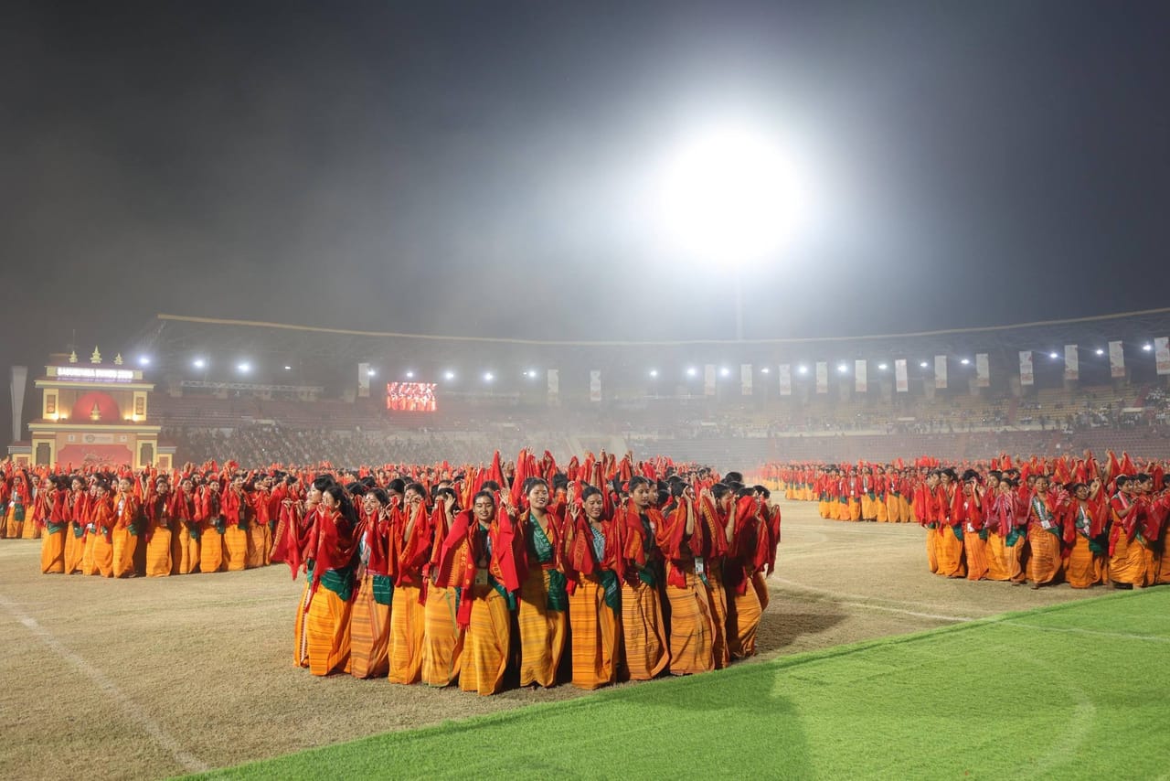 ইতিমধ্যে এই অনুষ্ঠানৰ সকলো প্ৰস্তুতি সম্পূৰ্ণ হৈছে। প্ৰধানমন্ত্ৰী মোদীৰ উপস্থিতিত খাম, চিফুং আৰু চেৰজা আদিৰ সুৰ-তালৰ ছন্দৰে নৃত্য পৰিৱেশন কৰি সকলোকে চমকিত কৰি তুলিব শিল্পীসকলে।