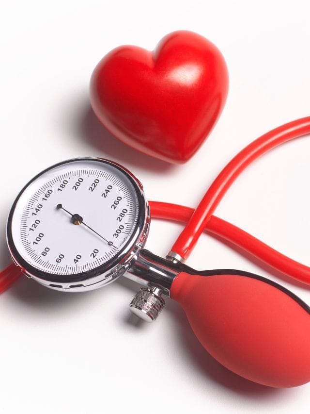 আপোনাৰ উচ্চ ৰক্তচাপৰ সমস্যা আছে নেকি ? নিয়ন্ত্ৰণ কৰাৰ ঘৰুৱা উপায় জানক